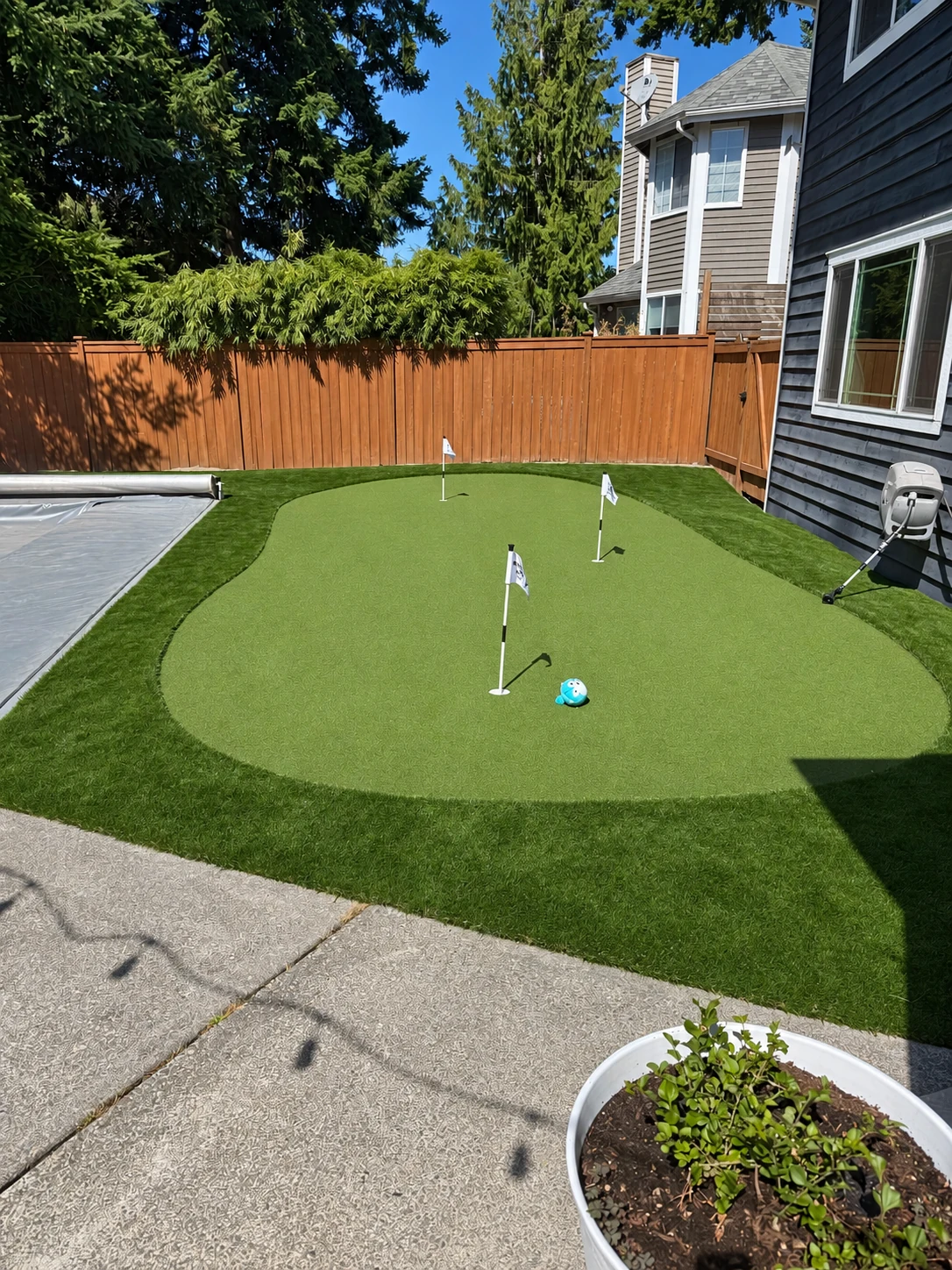 Customer photograph of a completed Wunderland putting green beside a swimming pool